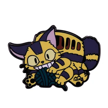 Totoro Autobus Brošňa Komiksu, Anime Roztomilé Mačka Hrať Loptu z Priadze Kovové Odznak Módne Šperky Oblečenie, Klobúk Batoh Príslušenstvo Dary